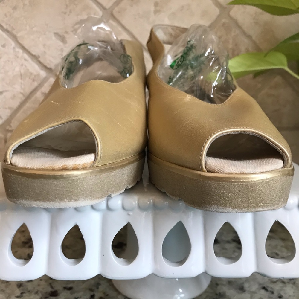 Andre’ Assous Featherweights Peep Toe - image 5